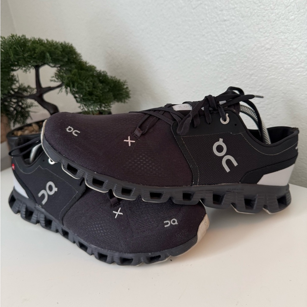 On Running Black Athletic Shoes - Picture 2 of 6
